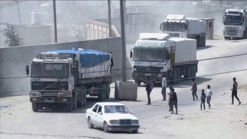 &copy; Reuters. قافلة من شاحنات المساعدات تدخل غزة من معبر رفح في التاسع من أبريل نيسان 2024 في صورة مأخوذة من مقطع مصور. صورة من تلفزيون رويترز.
