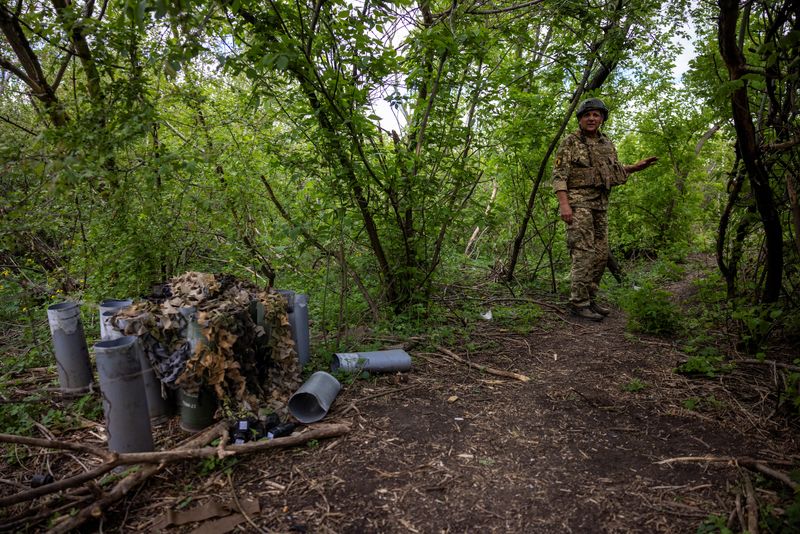 &copy; Reuters. Un soldado ucraniano de la 22ª Brigada Mecanizada Separada cerca de cartuchos vacíos en una posición de artillería, en las afueras de Chasiv Yar

April 19, 2024. REUTERS/Thomas Peter/ 