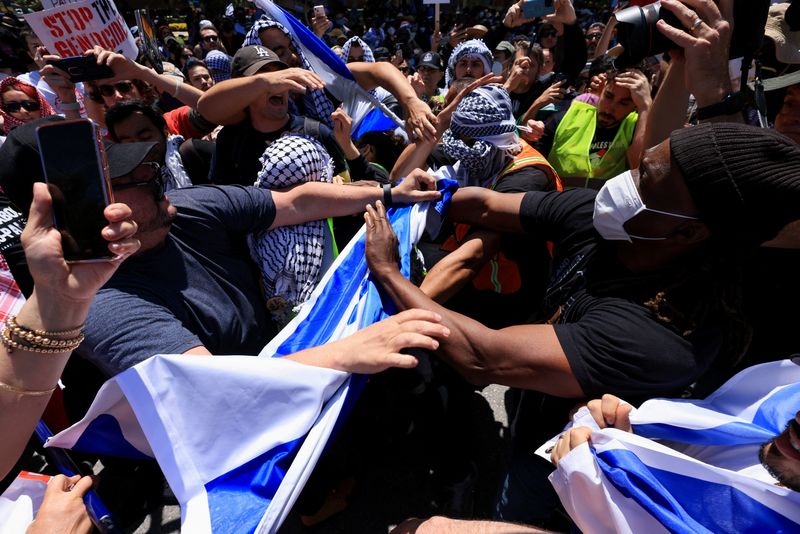 © Reuters. Protesters in support of Palestinians in Gaza and pro-Israel counter-protesters scuffle during demonstrations amid the ongoing conflict between Israel and the Palestinian Islamist group Hamas, at the University of California Los Angeles (UCLA) in Los Angeles, California, U.S. April 28, 2024. REUTERS/David Swanson