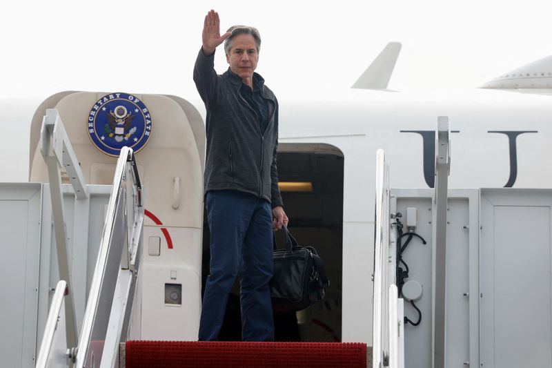 &copy; Reuters. وزير الخارجية الأمريكي أنتوني بلينكن يلوح بيده أثناء مغادرته قاعدة أندروز بولاية ماريلاند متوجها إلى السعودية يوم 28 أبريل نيسان 2024. صورة لر