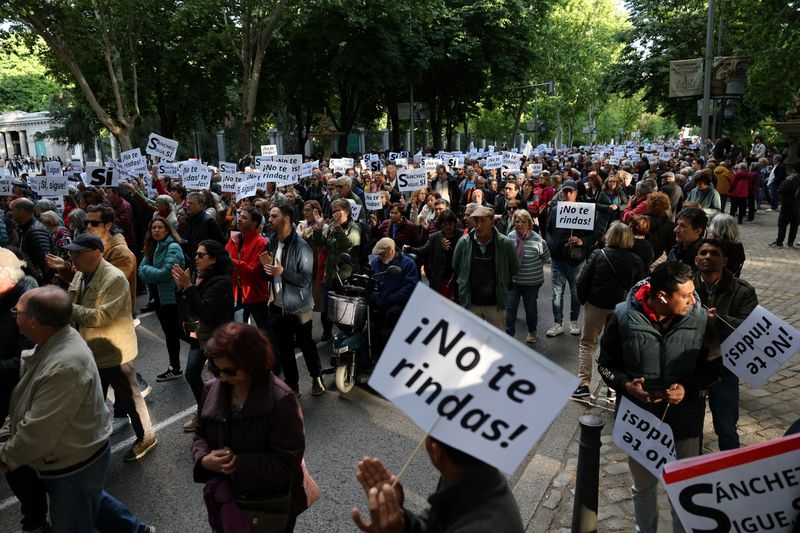 © Reuters. People march to show support for Spain's Prime Minister Pedro Sanchez, in Madrid, Spain, April 28, 2024. REUTERS/Violeta Santos Moura