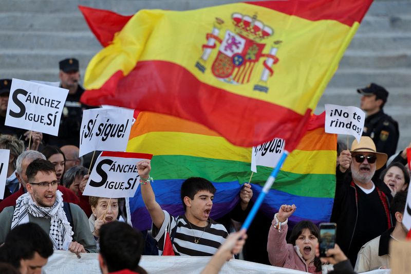 &copy; Reuters. People march to show support for Spain's Prime Minister Pedro Sanchez, in Madrid, Spain, April 28, 2024. REUTERS/Violeta Santos Moura