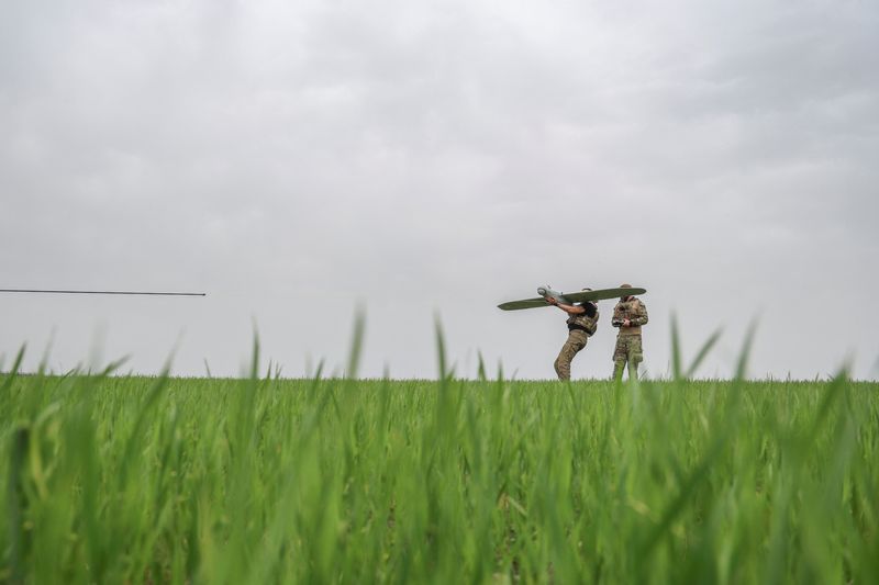 &copy; Reuters. Ukrainian servicemen of the 10th Edelweiss Separate Mountain Assault Brigade launch a Leleka reconnaissance unmanned aerial vehicle (UAV) at a front line, amid Russia's attack on Ukraine, in Donetsk region, Ukraine April 26, 2024. REUTERS/Oleksandr Ratush