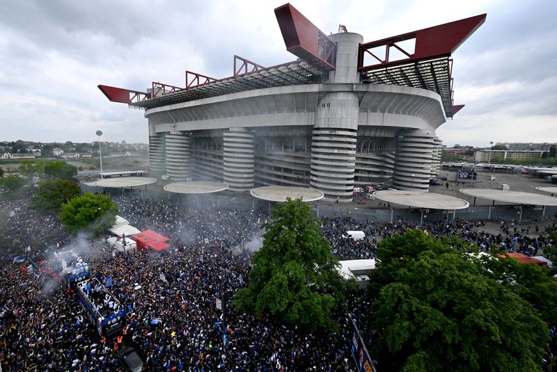 © Reuters. مشهد عام لاحتفال لاعبي إنتر ميلان مع المشجعين بالفوز بدوري الدرجة الأولى الإيطالي لكرة القدم في ميلانو يوم 28 أبريل نيسان 2024. تصوير: ألبرتو لينجريا - رويترز 
