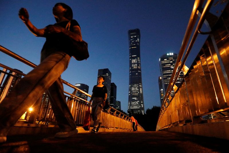 &copy; Reuters. Pedestrians walk on an overpass near skyscrapers at the  Central Business District (CBD) in Beijing, China August 21, 2023. REUTERS/Florence Lo/File Photo