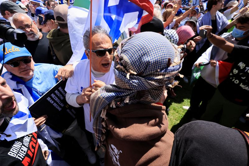 © Reuters. محتج داعم للفلسطينيين يواجه محتجا داعما لإسرائيل خلال احتجاجات مؤيدة للفسطينيين في جامعة كاليفورنيا بولاية لوس انجليس الأمريكية في يوم 28 أبريل نيسان 2024 . تصوير: ديفيد سوانسن - رويترز 