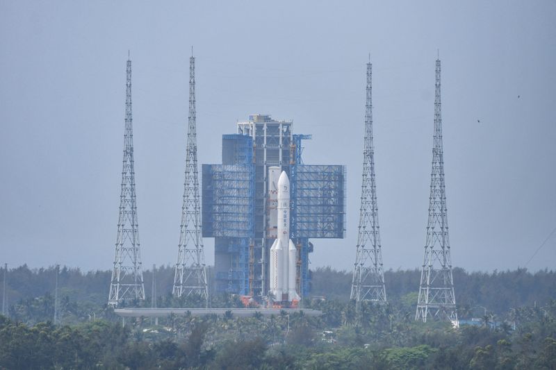 &copy; Reuters. The Chang'e 6 lunar probe and the Long March-5 Y8 carrier rocket combination sit atop the launch pad at the Wenchang Space Launch Site in Hainan province, China April 27, 2024. cnsphoto via REUTERS