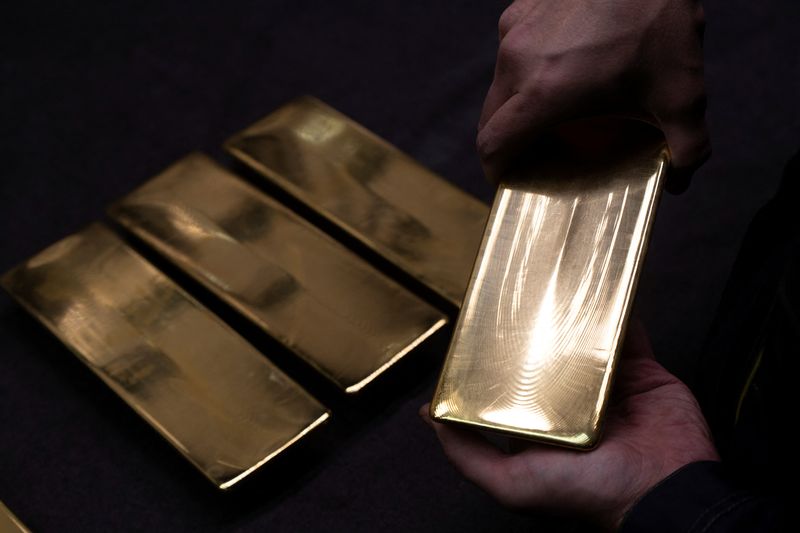 &copy; Reuters. سبائك من الذهب الخالص داخل مصنع للذهب في سيبريا في روسيا في يوم 15 سبتمبر أيلول 2023 . تصوير: ألكسندر منزوك - رويترز