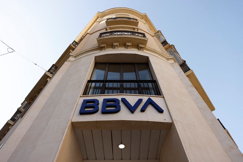&copy; Reuters. FOTO DE ARCHIVO. El logo del banco BBVA se ve en la fachada de una sucursal en Málaga, España, 27 de octubre, 2022. REUTERS/Jon Nazca