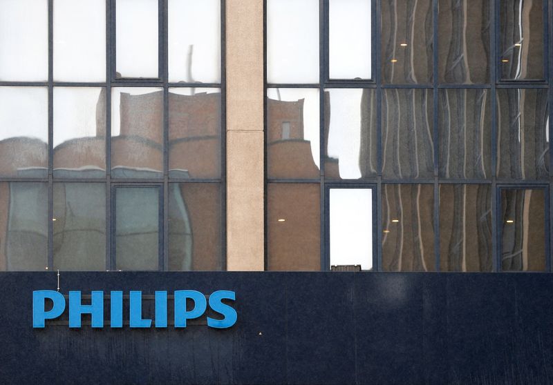 &copy; Reuters. FILE PHOTO: The logo of Philips is seen at the company's entrance in Brussels September 11, 2012. Philips Electronics stepped up its cost-cutting drive on Tuesday and said more jobs would go as part of a drastic overhaul of its business, which began to tu