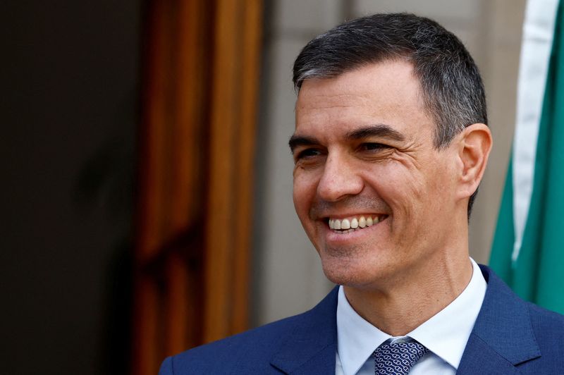 &copy; Reuters. Photo d'archives: Le Premier ministre espagnol Pedro Sanchez sourit le jour de sa rencontre avec le Taoiseach (Premier ministre) irlandais Simon Harris pour discuter de la reconnaissance de l'État palestinien, à Dublin, en Irlande. /Photo prise le 12 av