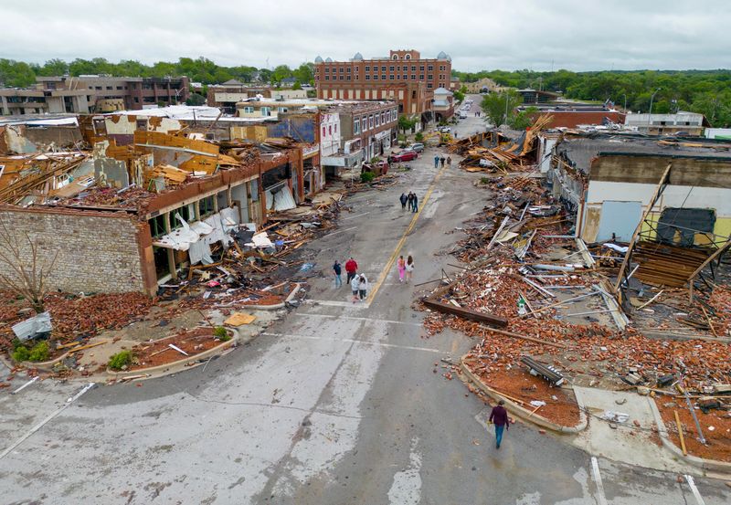 &copy; Reuters. Des bâtiments endommagés sont visibles sur une photo aérienne après que la ville de Sulphur dans l'Oklahoma (USA) a été frappée par une tornade la nuit précédente. /Photo prise le 28 avril 2024/REUTERS/Bryan Terry/The Oklahoman/USA Today Network