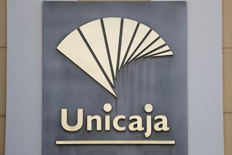 &copy; Reuters. FOTO DE ARCHIVO. El logo del banco Unicaja en la fachada de una sucursal bancaria de Unicaja en Ronda, Andalucía, España. 7 de septiembre de 2021. REUTERS/Jon Nazca