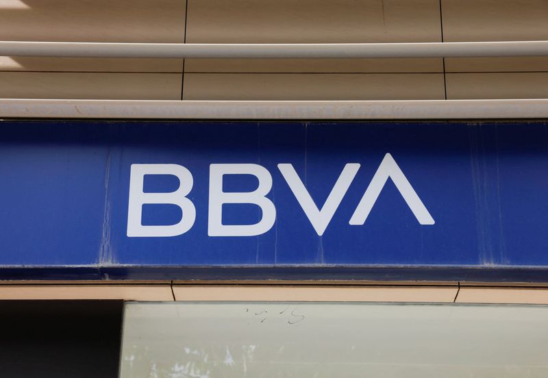 &copy; Reuters. Il logo di Bbva sulla facciata di una filiale della banca BBVA a Malaga, Spagna, 24 aprile 2024. REUTERS/Jon Nazca/File Photo