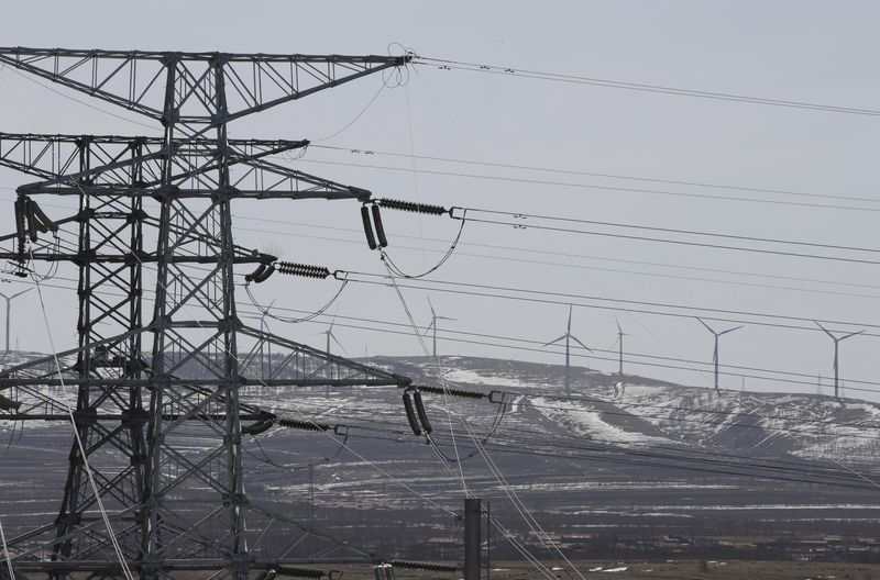 &copy; Reuters. FOTO DE ARCHIVO. Imagen referencial de líneas eléctricas y turbinas eólicas en una central de almacenamiento y transmisión de energía eólica y solar de State Grid Corporation of China, en Zhangjiakou, provincia de Hebei, China. 18 de marzo de 2016. 