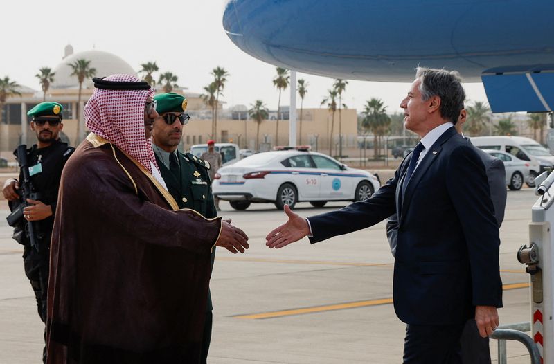 &copy; Reuters. El secretario de Estado de EEUU, Antony Blinken, es recibido por el director de Asuntos Protocolarios del Ministerio de Asuntos Exteriores saudí, Mohammed al-Ghamdi, durante su visita a Arabia Saudta en el último impulso diplomático sobre Gaza, en Riad