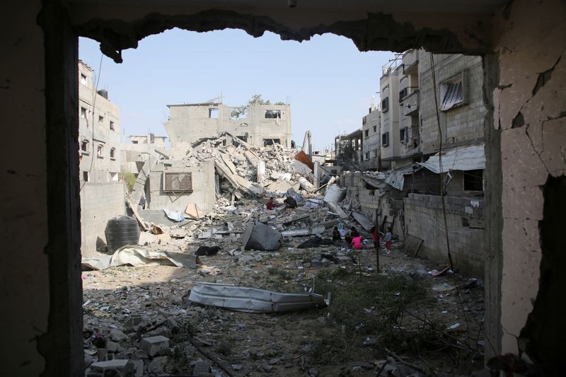 &copy; Reuters. Des Palestiniens inspectent le site d'une frappe israélienne sur une maison, dans le cadre du conflit actuel entre Israël et le groupe islamiste palestinien Hamas, à Rafah, dans le sud de la bande de Gaza. /Photo prise le 29 avril 2024/REUTERS/Hatem Kh