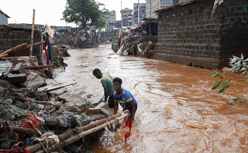 &copy; Reuters. سكان يتفحصون الأنقاض وهم يستعيدون ممتلكاتهم بعد أن فاض نهر نيروبي على ضفافه ودمر منازلهم في نيروبي بكينيا يوم 25 أبريل نيسان 2024. تصوير: مونيك