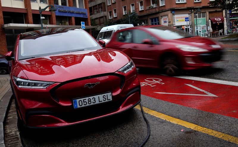 &copy; Reuters. FILE PHOTO: A Ford Mustang Mach-e electric vehicle is seen plugged into a charging station in Bilbao, northern Spain, November 10, 2023. REUTERS/Vincent West/File Photo