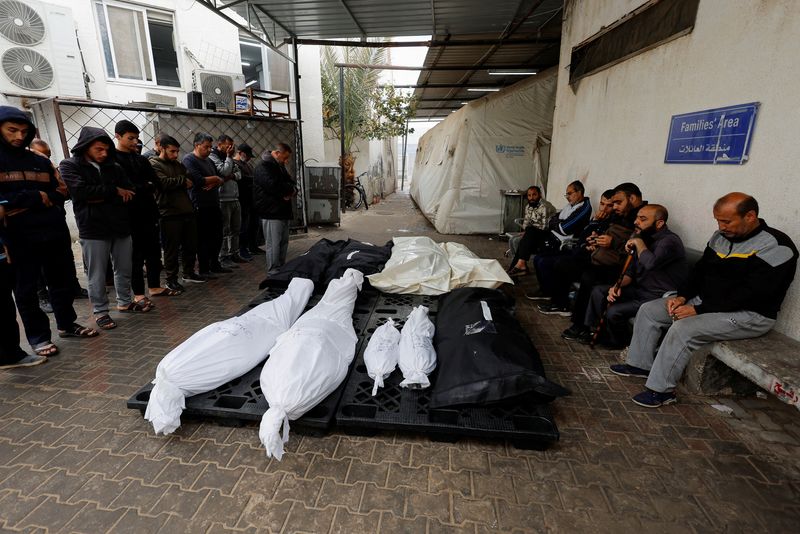 &copy; Reuters. أشخاص يصلون صلاة الجنازة على جثامين فلسطينيين قتلوا في غارة إسرائيلية في رفح في الرابع من أبريل نيسان 2024. تصوير: محمد سالم - رويترز