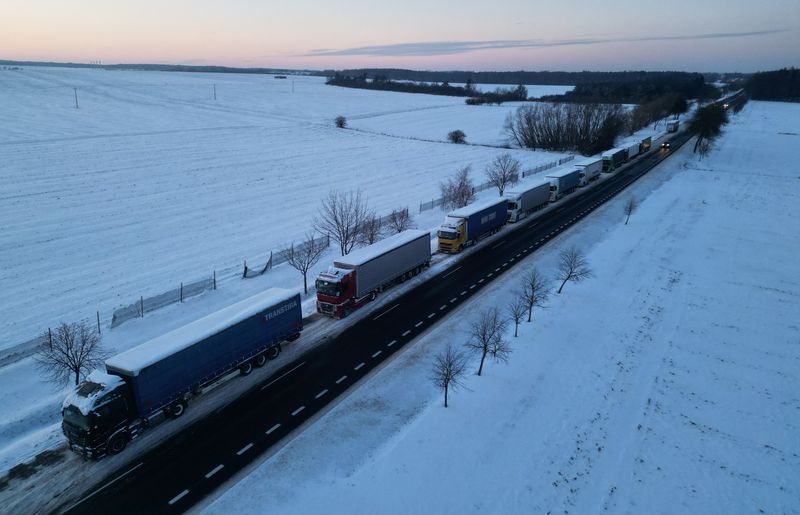 &copy; Reuters. FOTO DE ARCHIVO: Camiones alineados en una larga cola para cruzar la frontera entre Polonia y Ucrania en el cruce de Hrebenne-Rawa Ruska en Potoki, Polonia. 8 de enero de 2024. REUTERS/Kacper Pempel