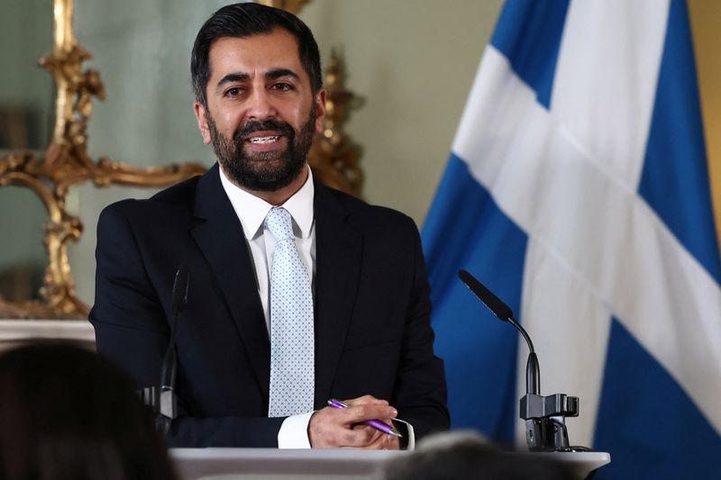 &copy; Reuters. Le Premier ministre écossais, Humza Yousaf, tient une conférence de presse alors qu'il annonce que le Parti national écossais (SNP) se retirera de l'accord de Bute House, à Édimbourg, en Écosse. /Photo prise le 25 avril 2024/REUTERS/Jeff J Mitchell 