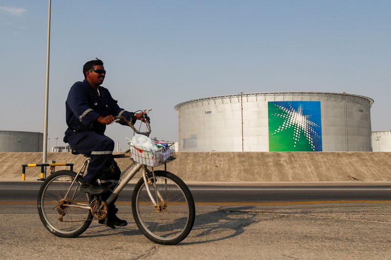 &copy; Reuters. موظف يركب دراجة قرب صهاريج النفط في منشأة نفطية تابعة لشركة أرامكو السعودية في صورة من أرشيف رويترز.