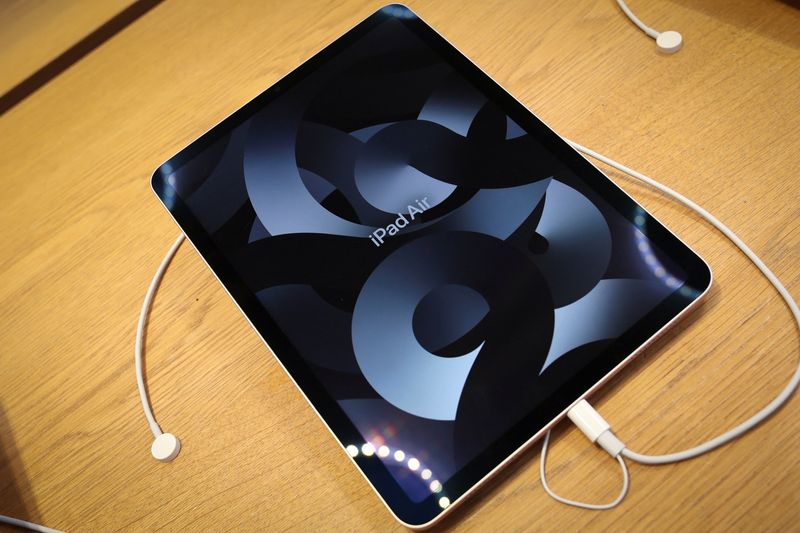 &copy; Reuters. Il nuovo tablet Apple iPad Air viene esposto poco dopo la sua messa in vendita all'Apple Store sulla 5th Avenue a Manhattan, a New York City, New York, Stati Uniti, 18 marzo 2022. REUTERS/Mike Segar/File Photo
