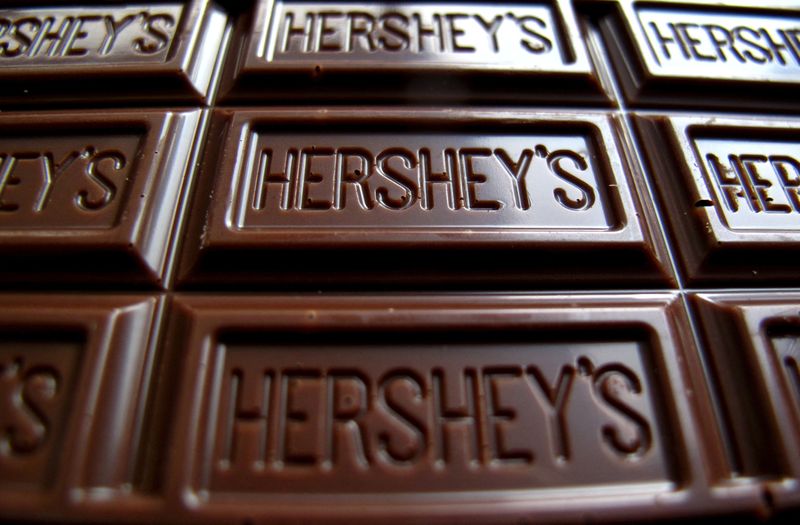 © Reuters. FILE PHOTO: A Hershey's chocolate bar is shown in this photo illustration in Encinitas, California January 29, 2015.  REUTERS/Mike Blake/File Photo