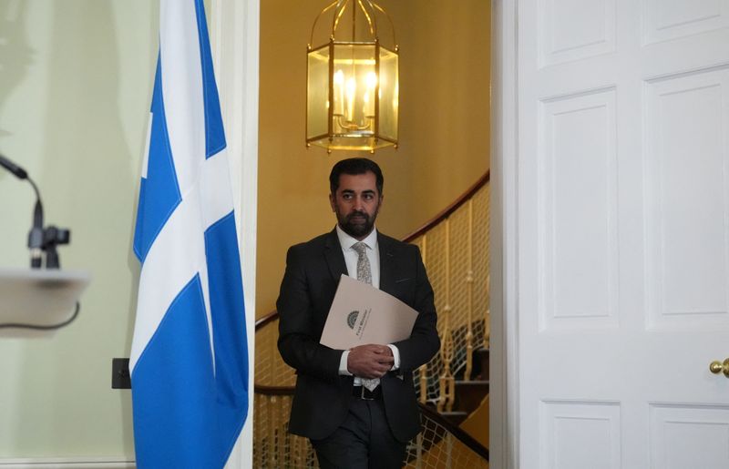 © Reuters. Scotland's First Minister Humza Yousaf arrives for a press conference at Bute House, his official residence where he said he will resign as SNP leader and Scotland's First Minister, avoiding having to face a no-confidence vote in his leadership, in Edinburgh, Britain, April 29, 2024. Andrew Milligan/Pool via REUTERS