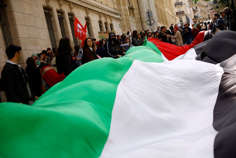 &copy; Reuters. Students hold a giant Palestinian flag as they gather near the Sorbonne University in support of Palestinians in Gaza, during the ongoing conflict between Israel and the Palestinian Islamist group Hamas, in Paris, France, April 29, 2024.  REUTERS/Sarah Me