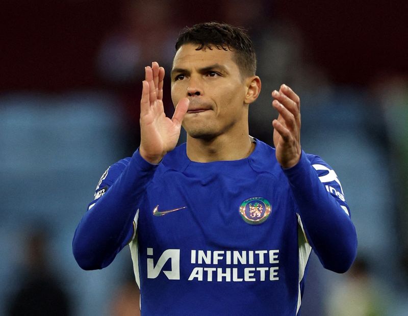 &copy; Reuters. El defensa brasileño del Chelsea Thiago Silva saluda a los aficionados tras el partido de la Premier League ante el Aston Villa en el Villa Park, Birmingham, Reino Unido. 27 abril 2024  Action Images vía Reuters/Andrew Boyers.