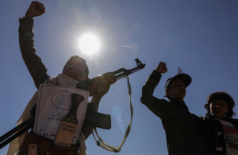 &copy; Reuters. Imagen de archivo de una manifestación propalestina del movimiento hutí en Saná, Yemen. 18 febrero 2024. REUTERS/Khaled Abdullah