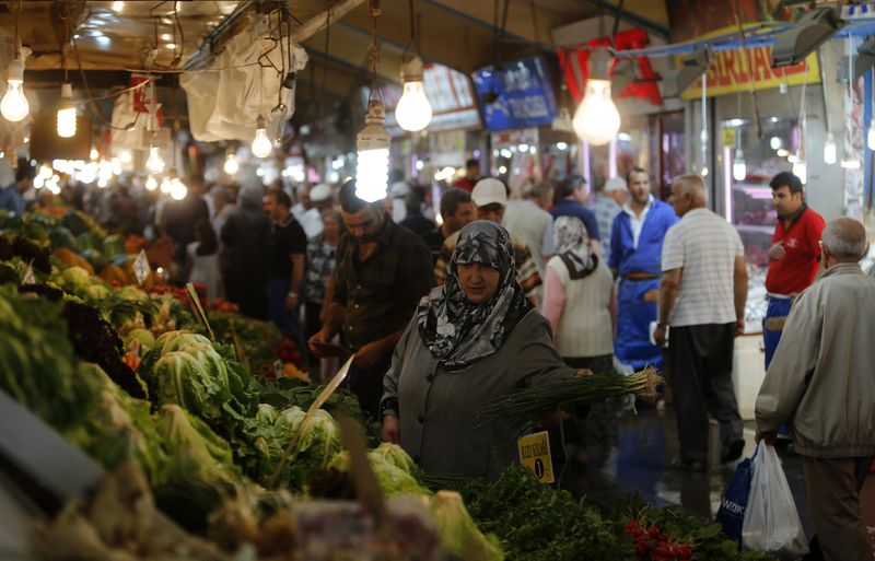 &copy; Reuters. سيدة تشتري خضراوات من سوق في أنقرة فيصورة من أرشيف رويترز.