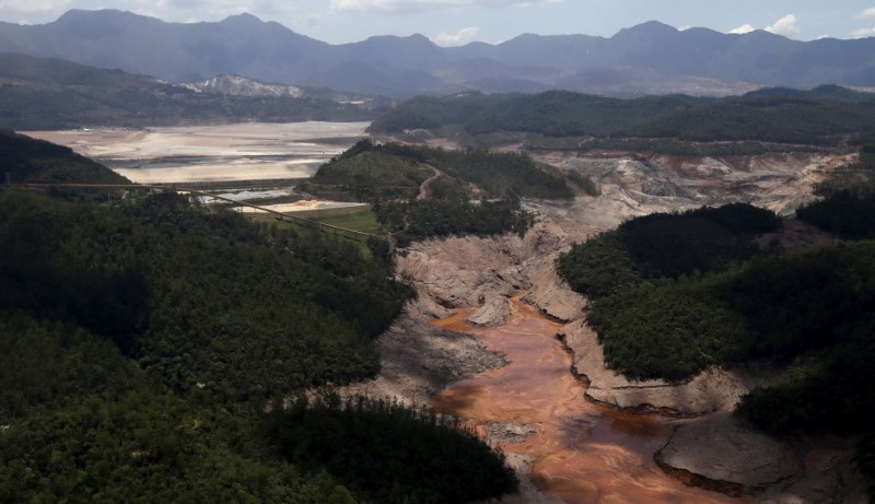 &copy; Reuters. Vista geral de cima de uma barragem da Samarco, que tem a Vale e da BHP Billiton como acionistas, que rompeu em Mariana, MG, Brasil
10/11/2015
REUTERS/Ricardo Moraes