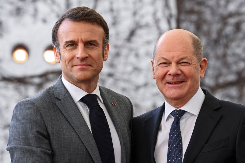 &copy; Reuters. Photo d'archives: Le chancelier allemand Olaf Scholz accueille le président français Emmanuel Macron avant leur réunion trilatérale avec le Premier ministre polonais Donald Tusk pour le forum de consultation « Triangle de Weimar », à la Chancelleri