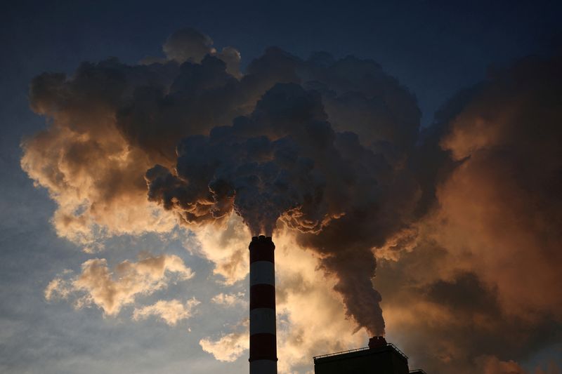 &copy; Reuters. Photo d'archives: De la fumée et de la vapeur s'échappent de la centrale électrique de Belchatow, la plus grande centrale électrique au charbon d'Europe alimentée par du lignite, exploitée par la compagnie polonaise PGE, à Rogowiec, en Pologne. /Ph