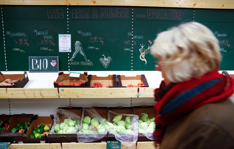 © Reuters. Vegetables are pictured at Sir Plus supermarket for surplus, non-standard and expired food offered at discount prices in Berlin, Germany, February 18, 2019. Picture taken February 18, 2019.  REUTERS/Fabrizio Bensch/ File Photo