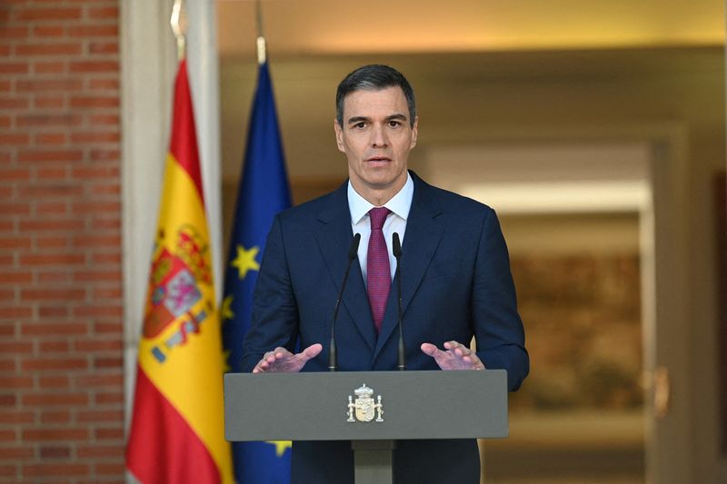 © Reuters. Spain's Prime Minister Pedro Sanchez gives a statement to annonunce he will stay on as Prime Minister after weighing his exit from the Spanish government, at Moncloa palace in Madrid, Spain April 29, 2024. Borja Puig de la Bellacasa/Pool via REUTERS