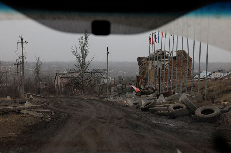 &copy; Reuters. صورة ملتقطة من سيارة تظهر مباني مدمرة في بلدة أفدييفكا بمنطقة دونيتسك التي تسيطر عليها روسيا يوم 16 مارس آذار 2024. تصوير: ألكسندر إيرموشينكو - 