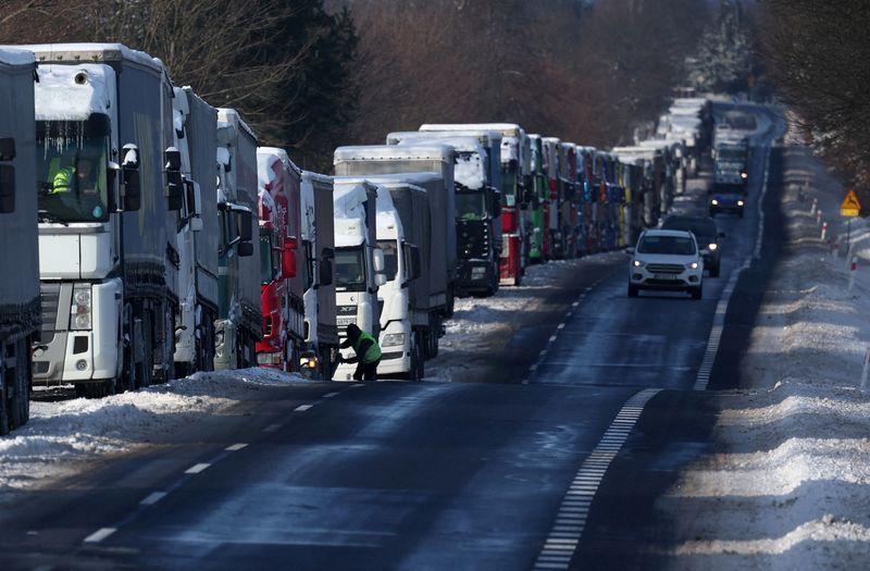 &copy; Reuters. Photo d'archives: Des camions font la queue pour traverser la frontière polono-ukrainienne au point de passage de Hrebenne-Rawa Ruska à Potoki, en Pologne. /Photo prise le 8 janvier 2024/REUTERS/Kacper Pempel