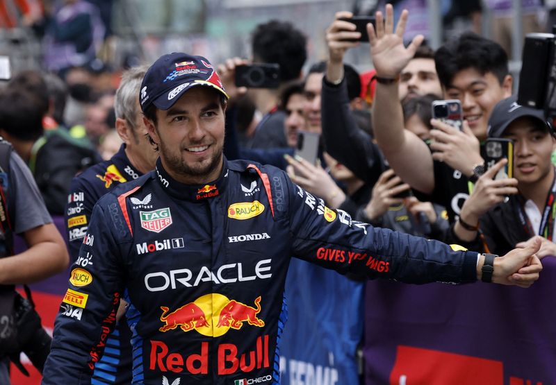 &copy; Reuters. FOTO DE ARCHIVO: El piloto mexicano Sergio Pérez de Red Bull celebra su tercer puesto en el Gran Premio de China de la Fórmula Uno, en el Shanghai International Circuit de Shanghái, China. 21 de abril, 2024. REUTERS/Tyrone Siu/Archivo