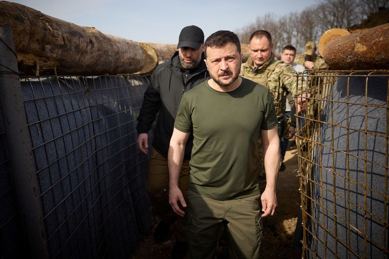 &copy; Reuters. Presidente ucraniano Volodymyr Zelenskiy na região de Kharkiv
 9/4/2024   Divulgação via REUTERS