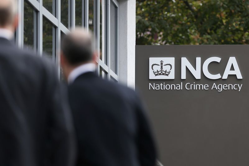 © Reuters. FILE PHOTO: Pedestrians walk past the National Crime Agency (NCA) headquarters in London October 7, 2013. REUTERS/Stefan Wermuth/ File Photo