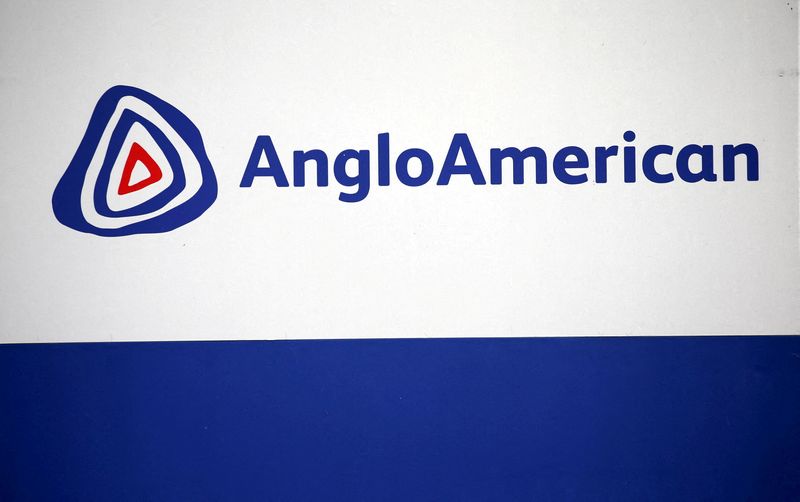 &copy; Reuters. FILE PHOTO: The Anglo American logo is seen in Rusternburg October 5, 2015. REUTERS/Siphiwe Sibeko/File Photo