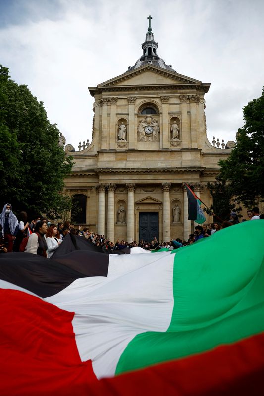 &copy; Reuters. طلاب يحملون العلم الفلسطيني خلال احتجاج أمام جامعة السوربون للتضامن مع الفلسطينيين في قطاع غزة في باريس يوم 29 أبريل نيسان 2024. تصوير: سارة مي