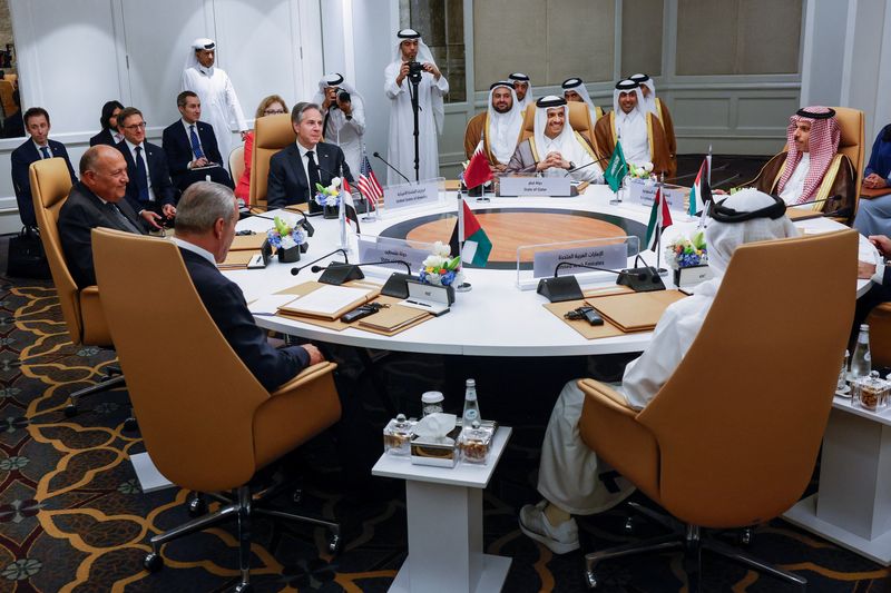 © Reuters. U.S. Secretary of State Antony Blinken attends the U.S.-Arab Quint Meeting with representatives from Egypt, Jordan, Saudi Arabia, Qatar, the United Arab Emirates and the Palestinian Authority, at the Four Seasons Hotel in Riyadh, Saudi Arabia, April 29, 2024. REUTERS/Evelyn Hockstein/Pool