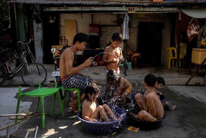 &copy; Reuters. Crianças se refrescam em Manila
 29/4/2024   REUTERS/Eloisa Lopez