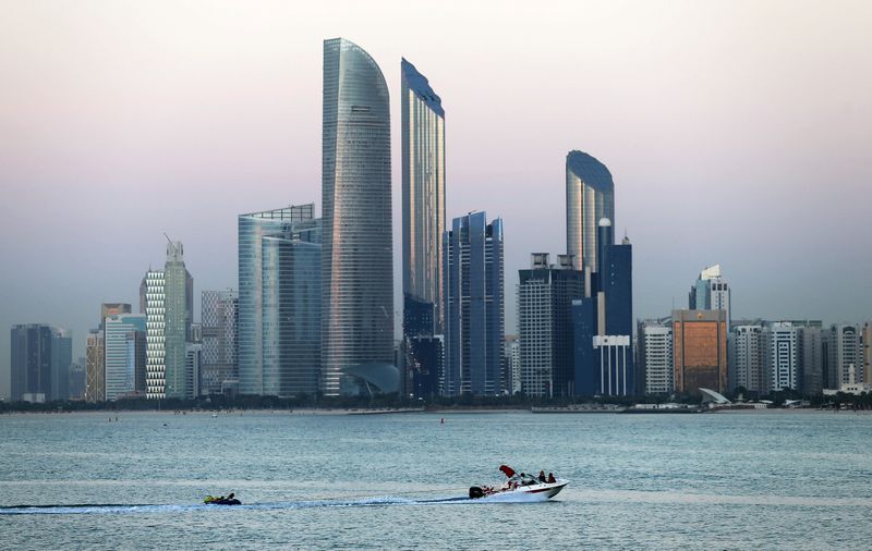 © Reuters. منظر عام للعاصمة الإماراتية أبو ظبي بصورة من أرشيف رويترز.