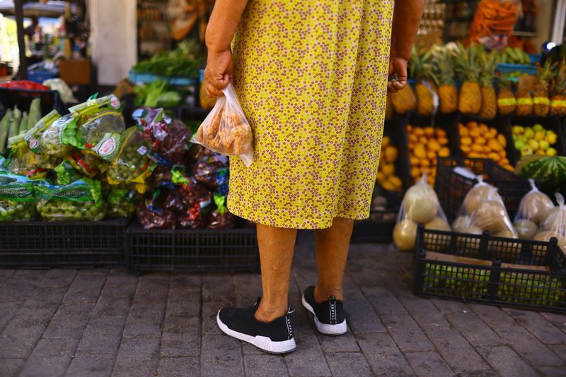 &copy; Reuters. FILE PHOTO: Martha Meza stands in front of a stall in an outdoor market dedicated to the sale of fruits and vegetables, in downtown of Ciudad Juarez, Mexico July 27, 2023. REUTERS/Jose Luis Gonzalez/File Photo